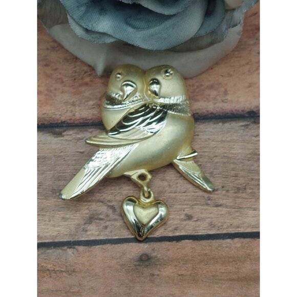 Vintage AJC Brooch Love Birds Brushed Gold Tone Dangle Heart Mid Century Signed - Picture 14 of 15
